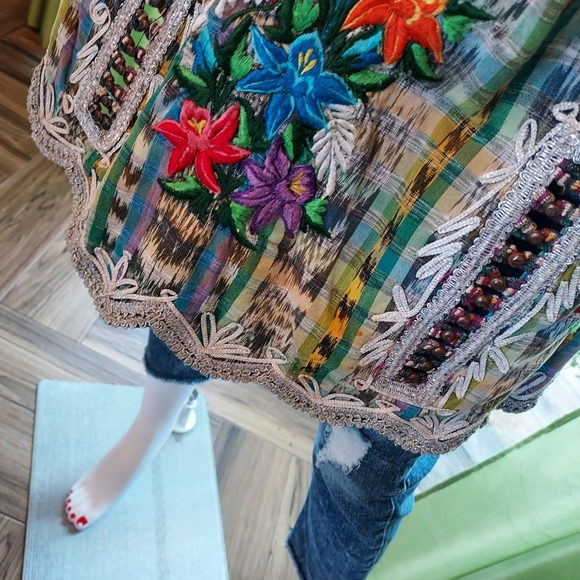 Ladies Designer Apron with Embroidered Detail: Scallop Edging: Zip Pockets. - Picture 4 of 16